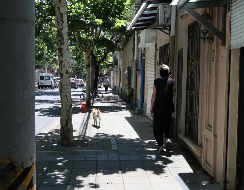 我还挺愿意买纯手工制作的玩偶配件的。就说上海李女士，10 年前网购了两对纯手工的