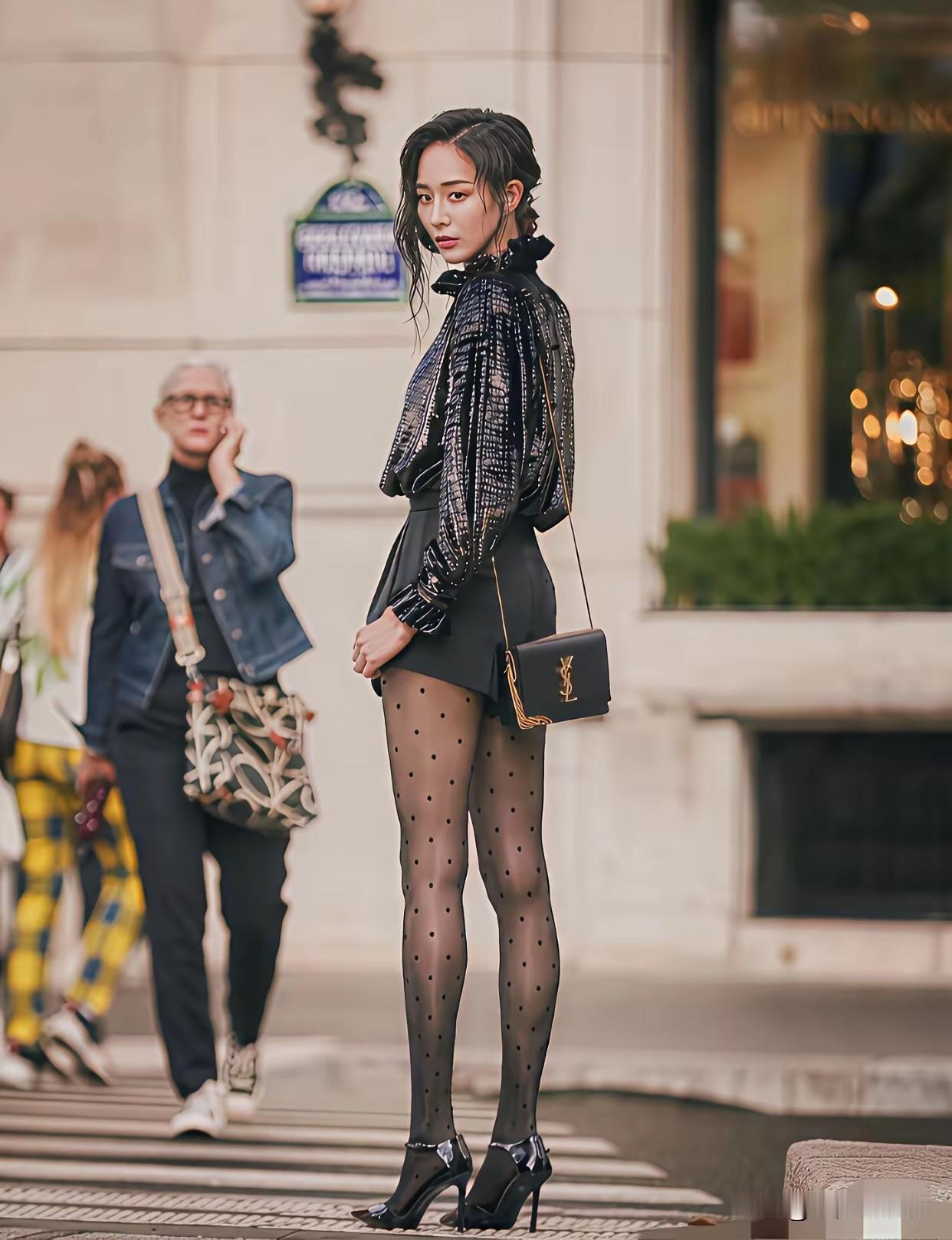 太性感了，女演员里也少有的身材！
女人一定要注意自己的身材，身材比颜值重要太多了