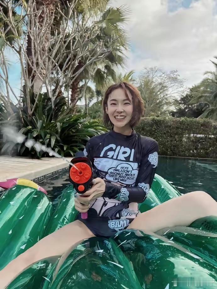 太清醒了！37岁女演员张佳宁，3岁被生父扫地出门，成名后生父上门求帮衬弟弟，她怼
