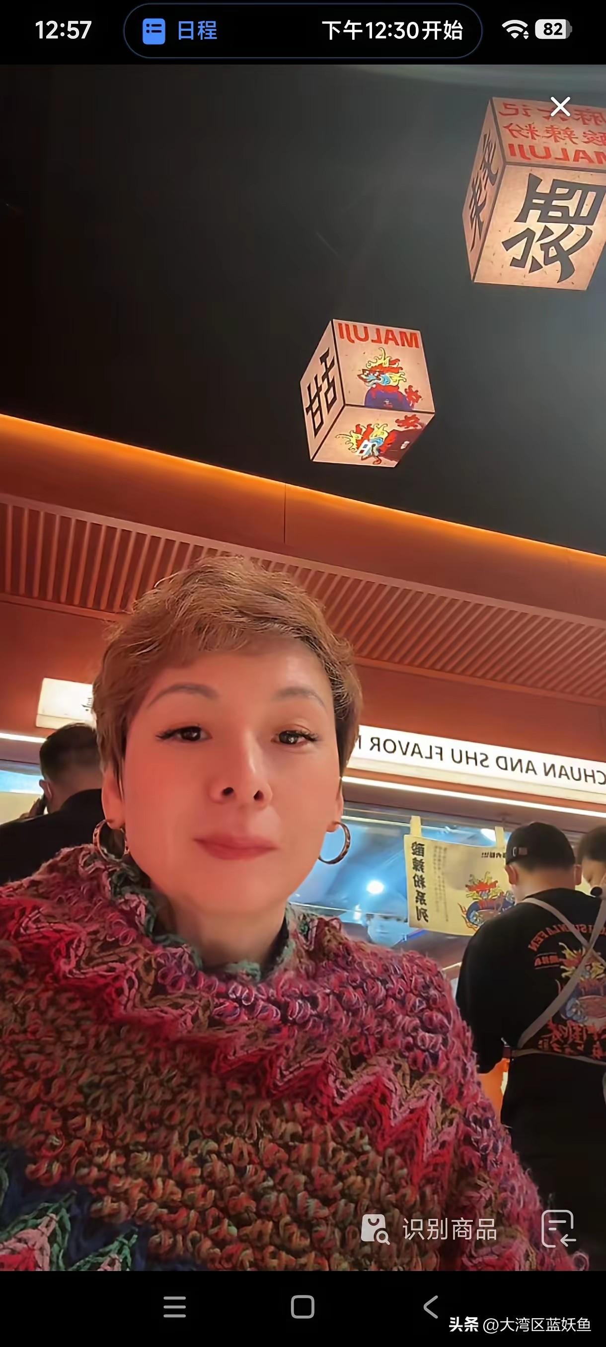 看洋总直播试新菜那阵，弹幕里吵翻了天。
 
有人刷屏让骂小菲，说让他在家带娃别出