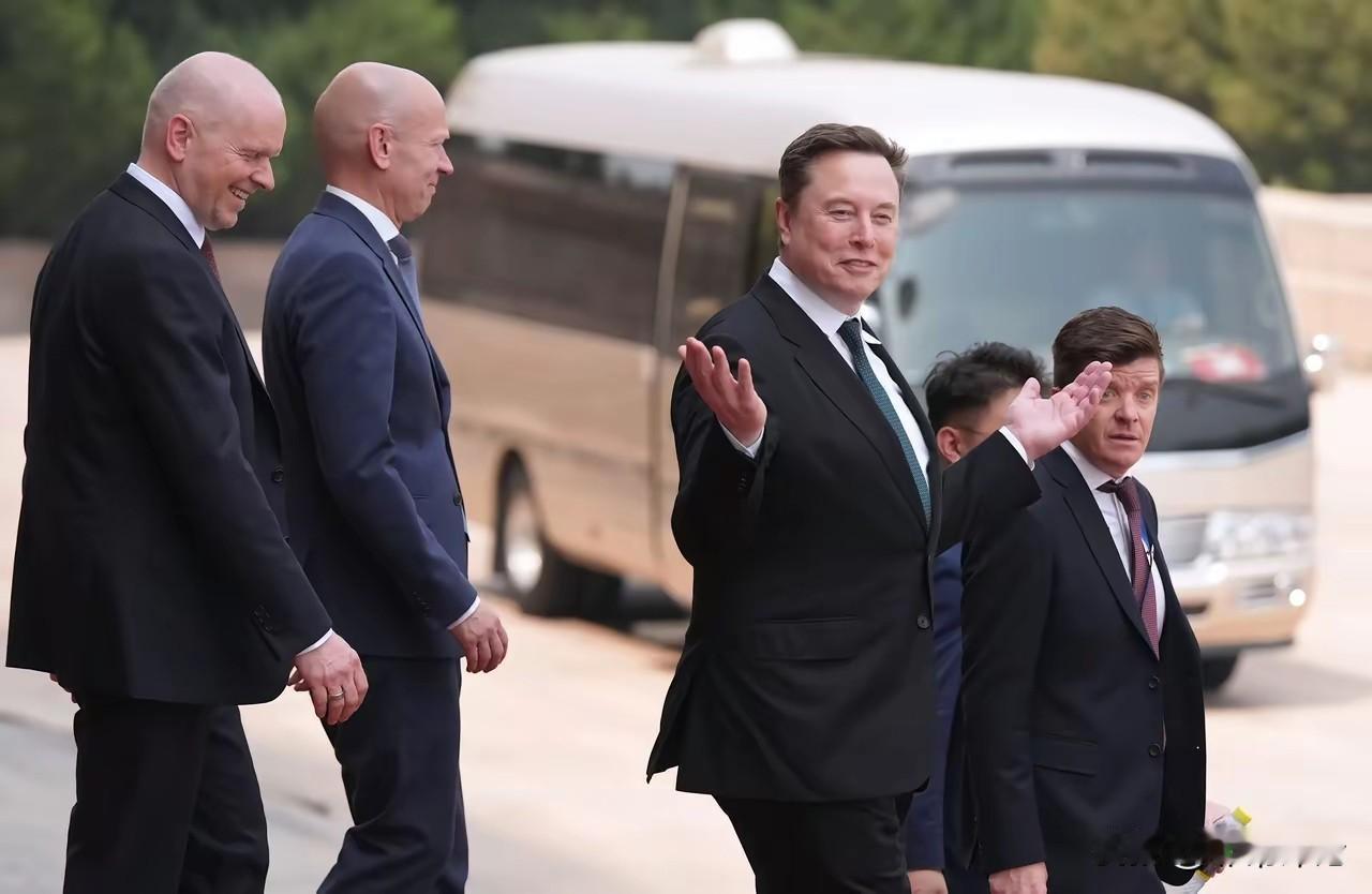 笔挺西装齐聚北京，一众全球顶级商界大佬随特朗普访华扎堆亮相，资本从不缺席关键棋局
