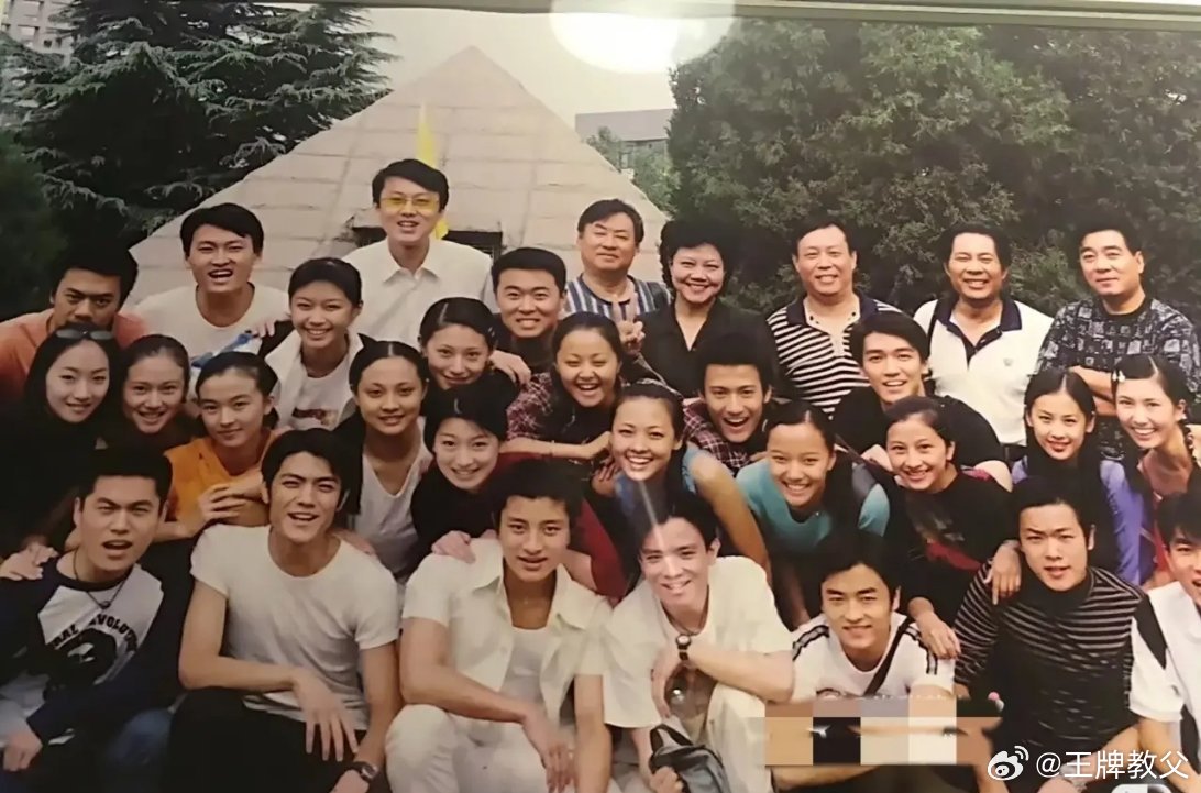 黄圣依和贾乃亮居然是同班同学[允悲][允悲]只怪黄圣依出名太早了！！ 