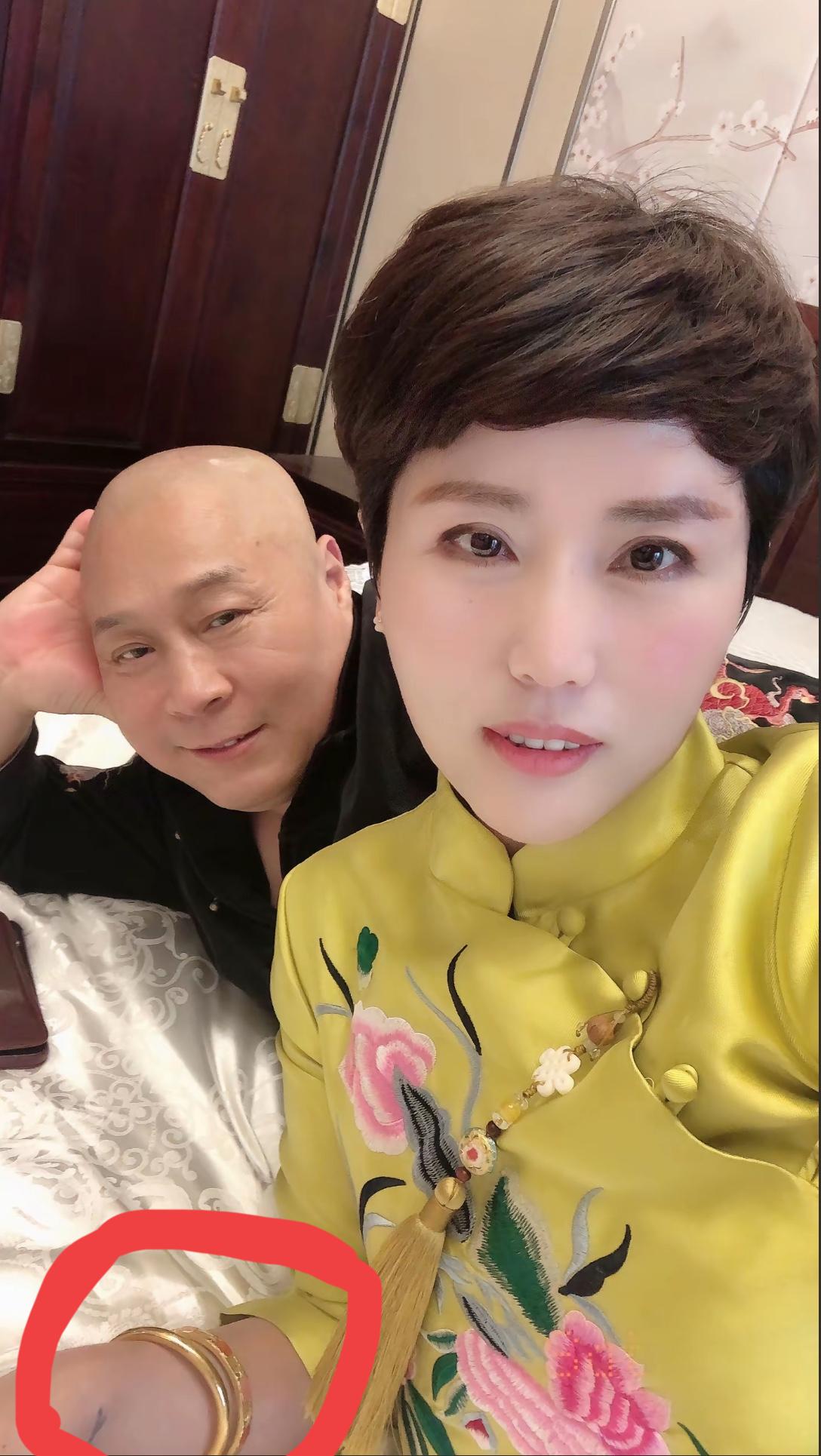 北京老炮儿，李宝敏出手阔绰，他到底有多疼爱自己的老婆？看看他老婆蜜桃妹手上戴的这