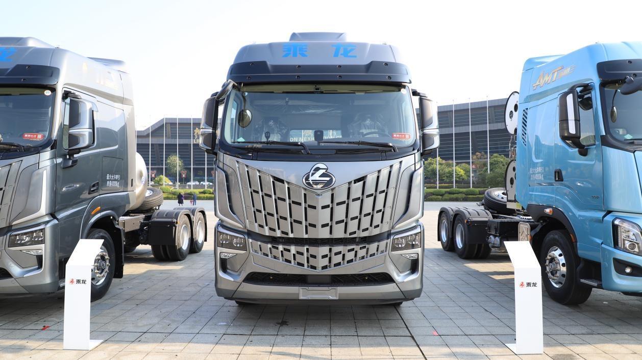 乘龙HK LNG牵引车，是国内首次采用正向设计的燃气卡车，搭载16升630大马力