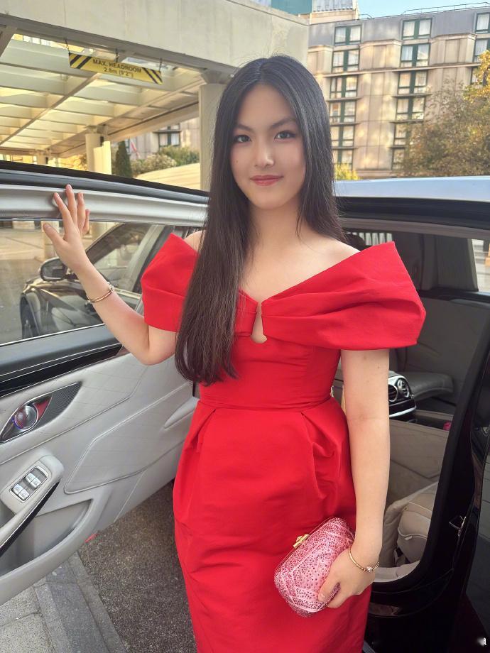 李湘与王岳伦各自晒照为王诗龄庆祝生日，而王诗龄本人发布的生日照片中，没有与父亲王