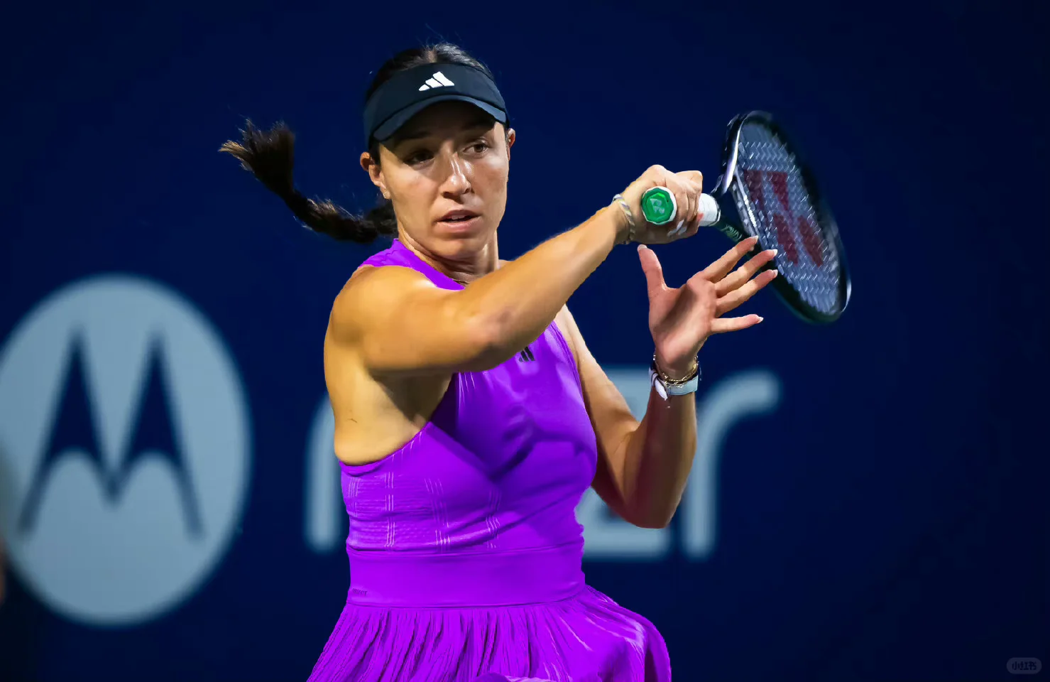 佩古拉击败前散步娃晋级多伦多16强