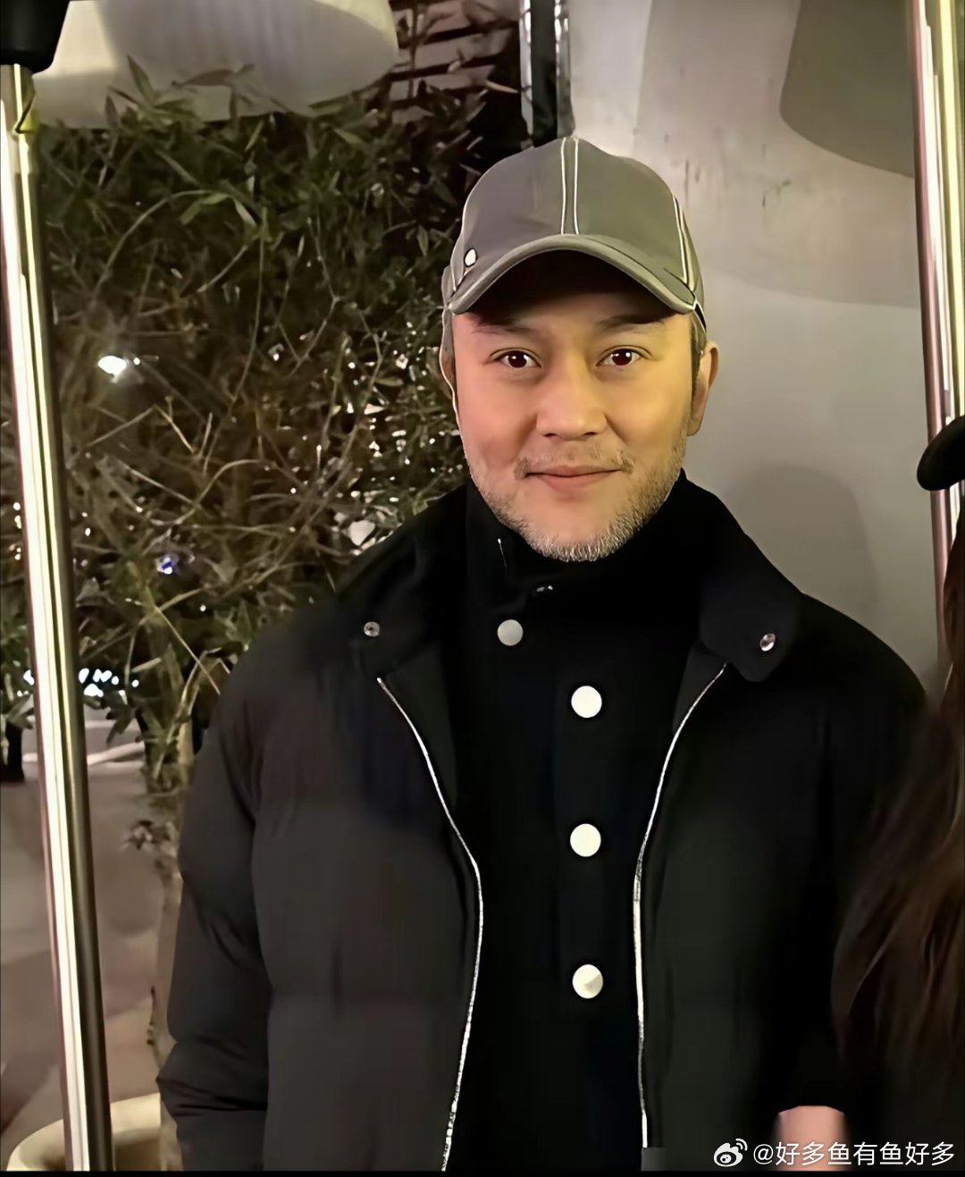 袁咏仪真的从来不怕拆老公的台她说镜头前是不老男神，回到家里卸了妆、摘掉假发片，头