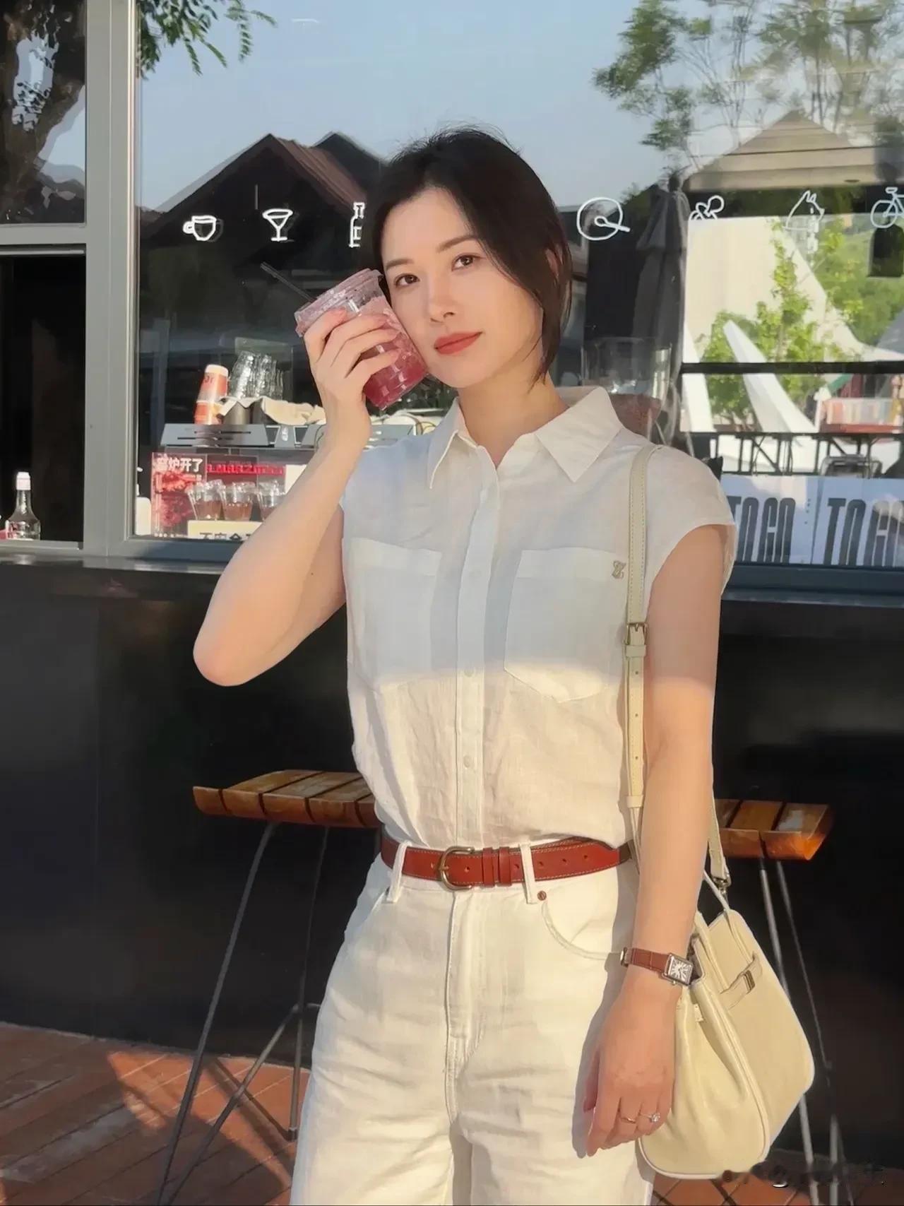 风沙所及寸草不生，风总是很粗狂，
吹不出来温柔，就像我不会表达爱意
——-瓜州大