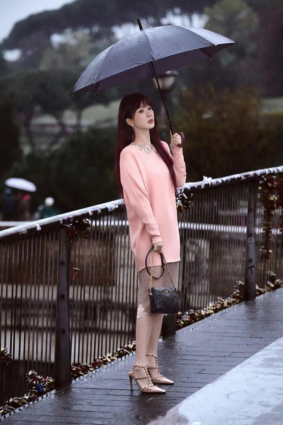 整体造型真的拉胯，难看的裙子，穿搭鞋包还不搭…造型师真该换了。。。 