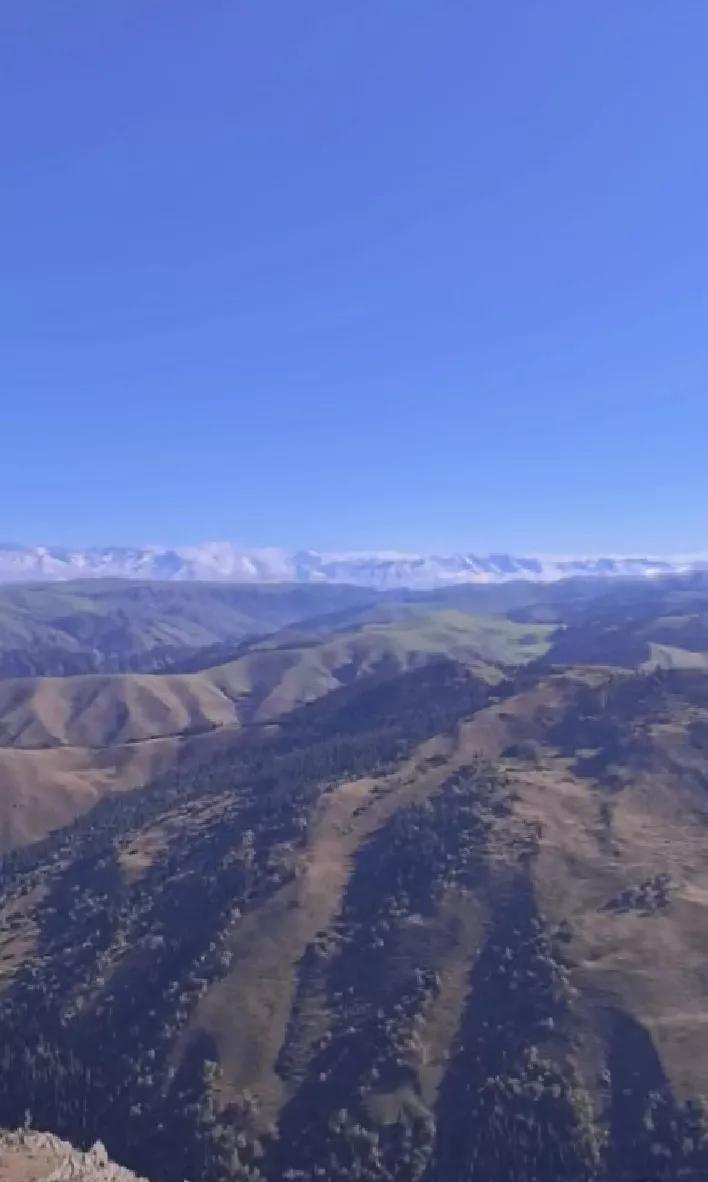 寒蟾高悬天际，初更时分，万楼灯火如霓虹淌彩般绚烂。市井间，闲客因北风劲起而渐趋稀