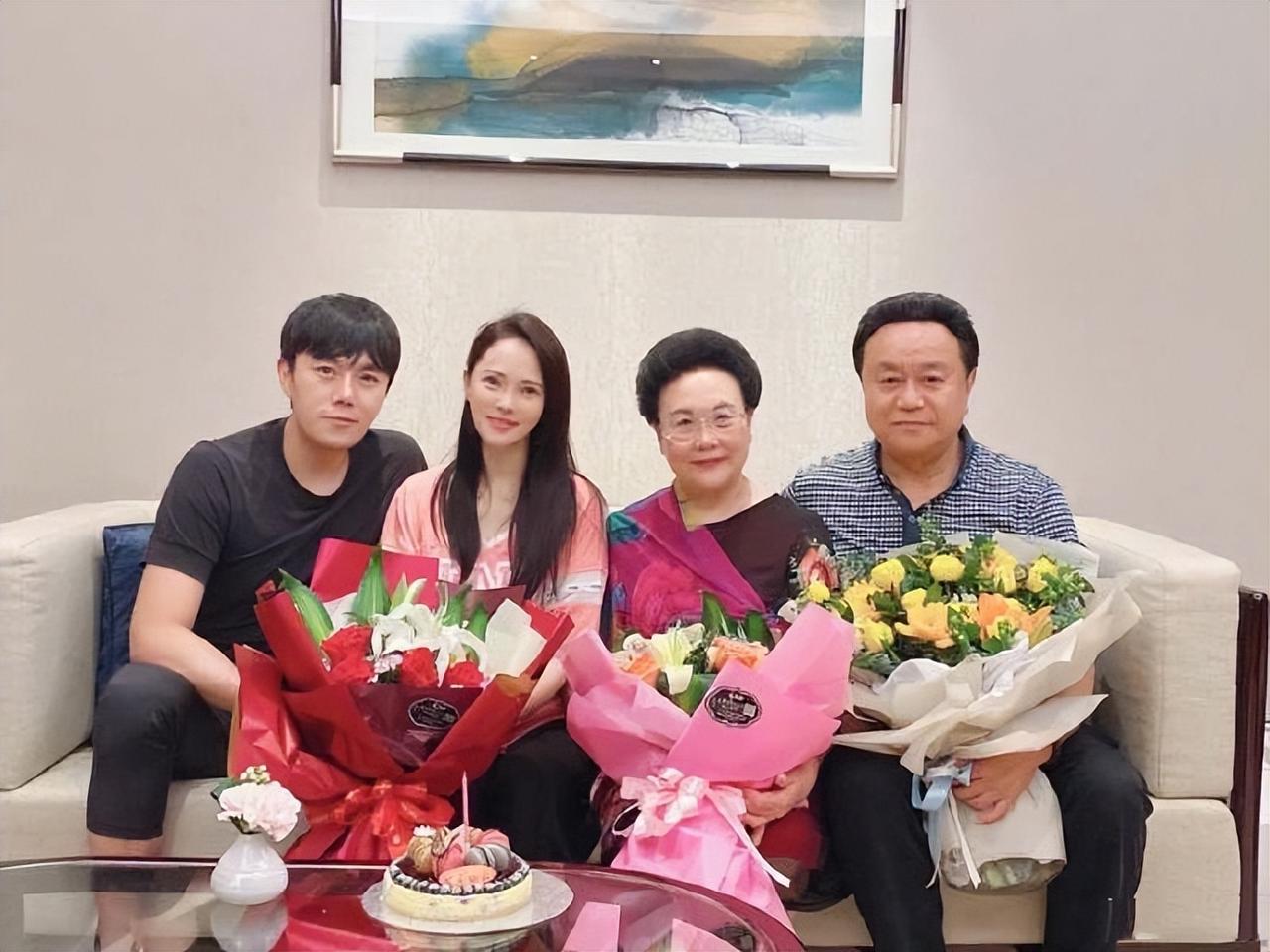 秦昊一家大合影，太过温馨又幸福！父母通情达理，儿子儿媳恩爱又孝顺，家庭和睦，果然