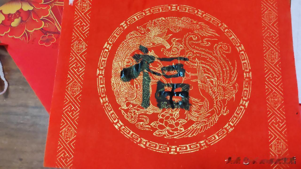 过年啦，全家人齐聚一堂写春联，甭管写得咋样，图的就是那股年味和开心劲儿！七岁小朋