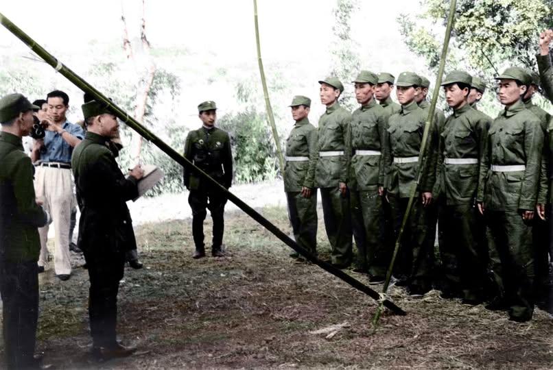 1939年的重庆近郊，一群命运翻转的身影被定格。画面里，原日军俘虏、现朝鲜义勇队