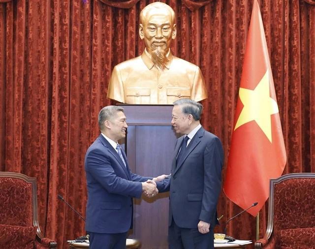 越南 苏林接见越南裔美国海军代理部长高雄昨天，越南共产党中央总书记、国家主席苏林