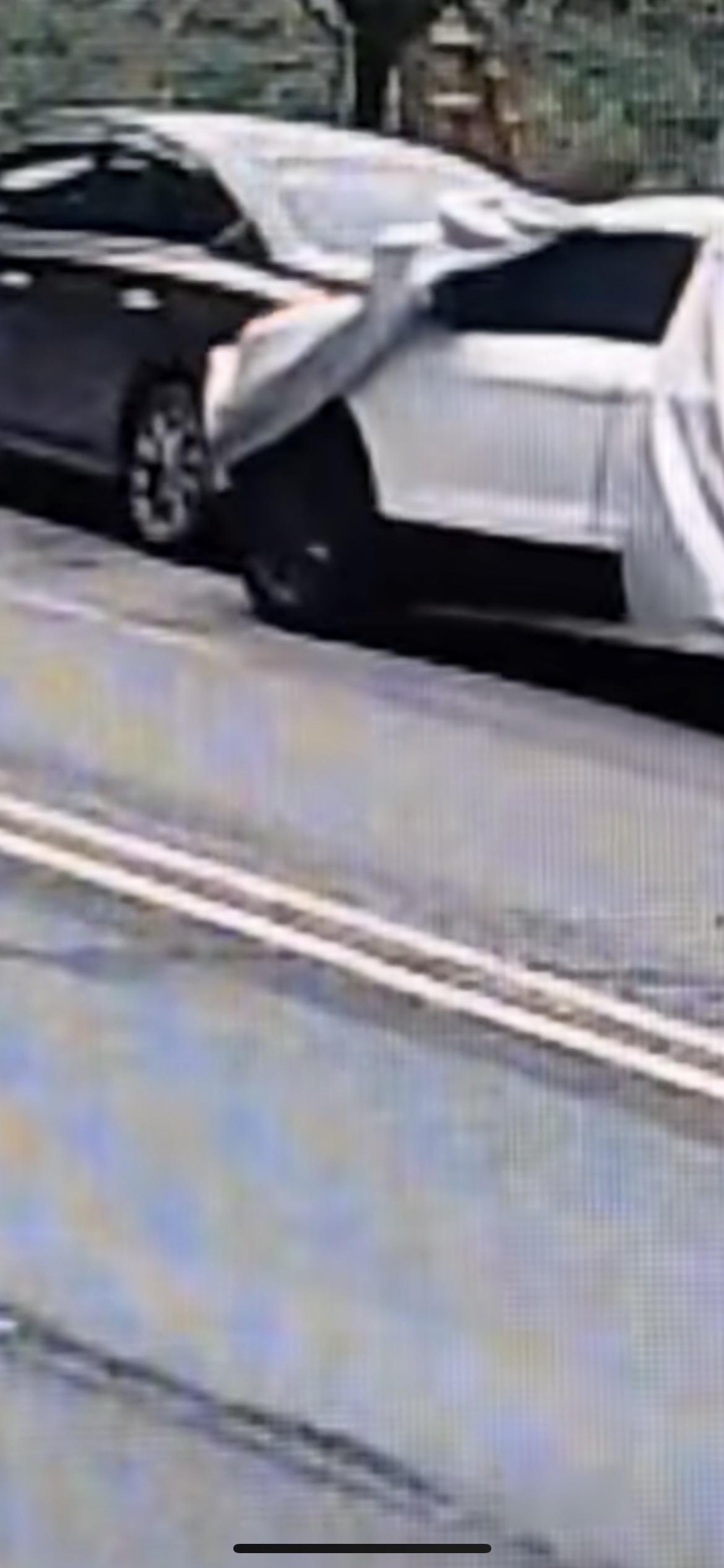 1月2日四川，罩着车衣挪车 ，结果追尾了……车主下车查看后淡定查看，然后挪回原位