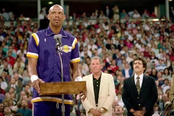 贾巴尔贾巴尔是NBA历史常青树与技术流中锋天花板。6次总冠军、6次常规赛MVP、