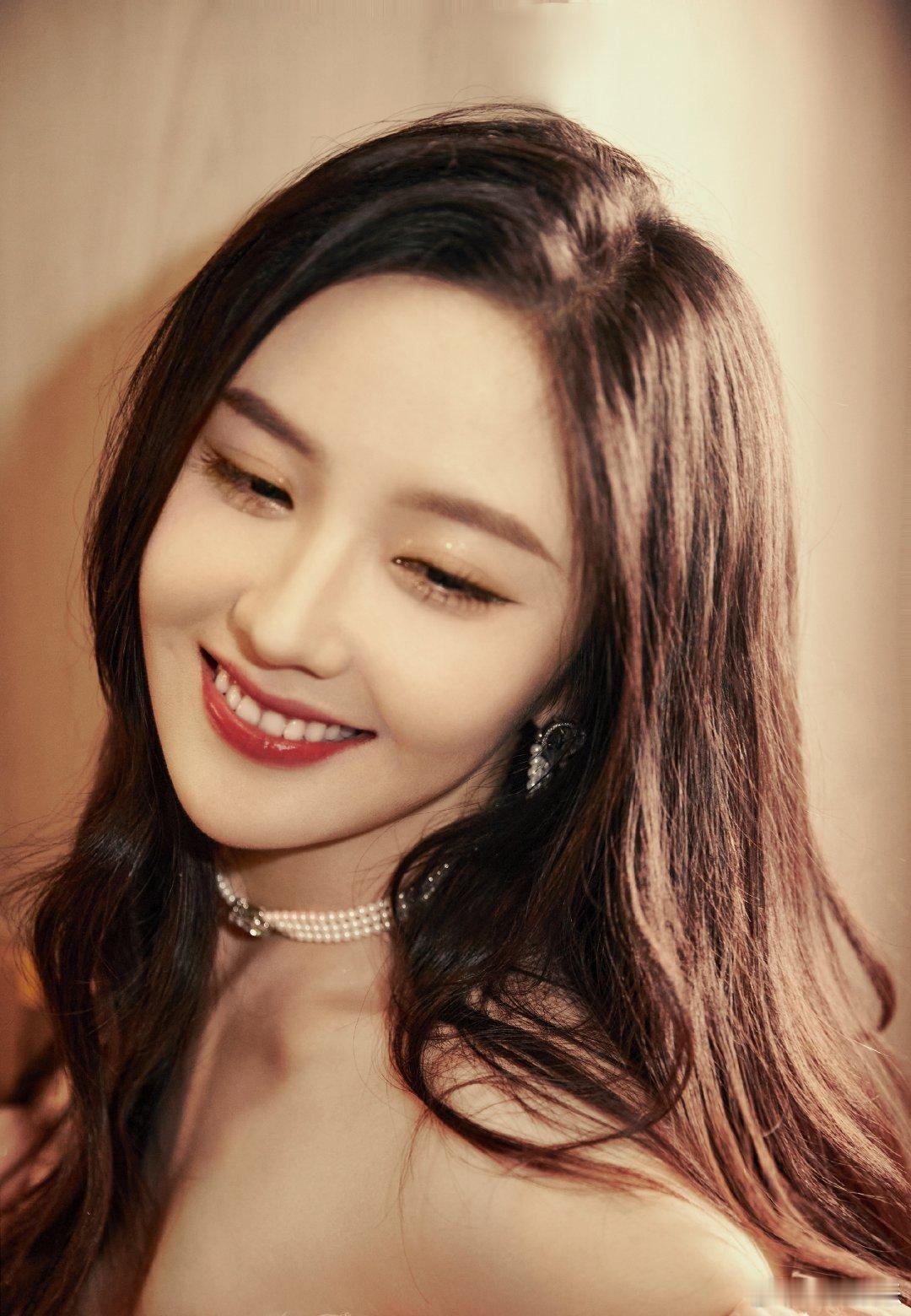 #硬糖少女303##王艺瑾# 今日份糖妹新鲜物料王艺瑾超时空歌汇新定妆照一组从曝