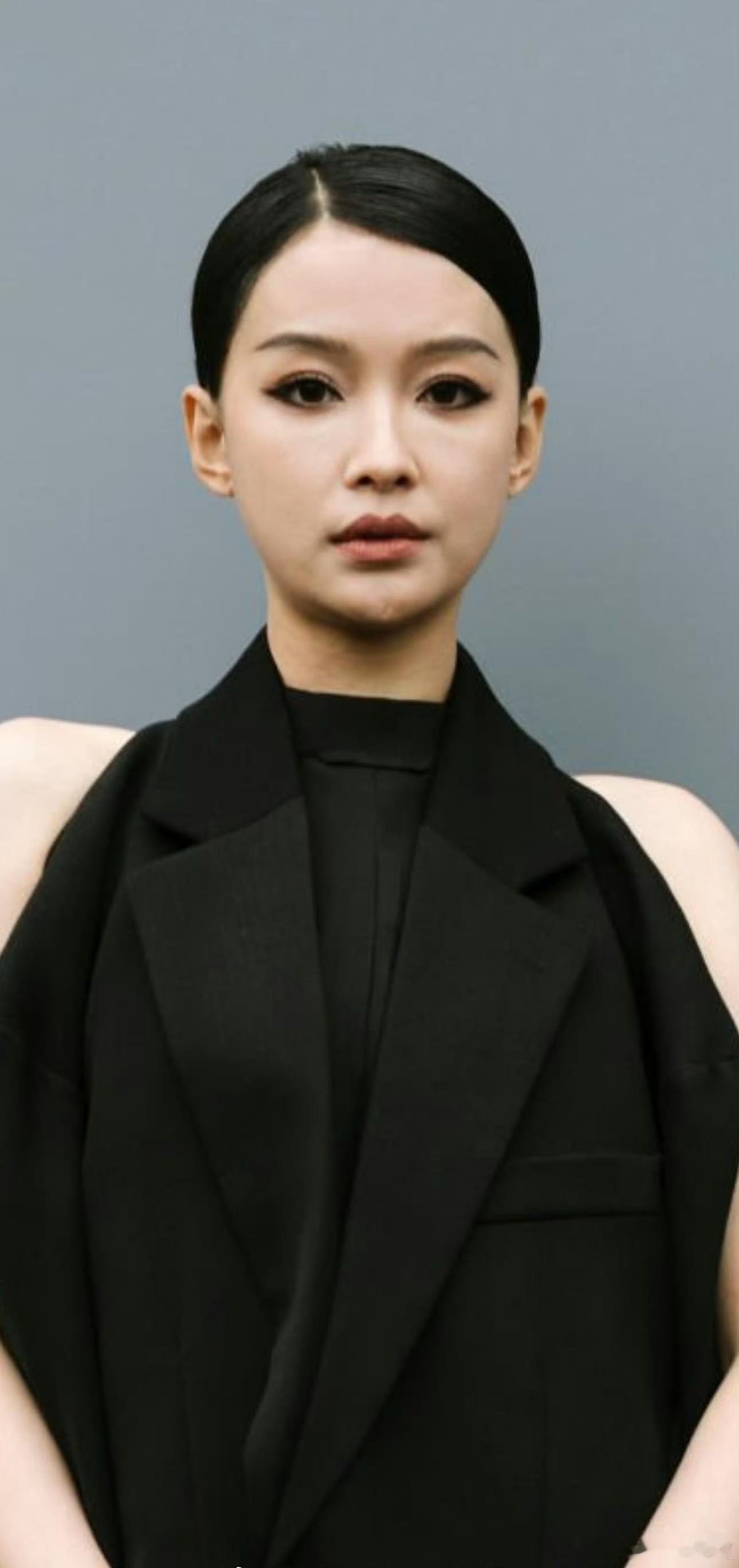 #英国偶遇孙怡# 自从清醒大女主人设翻车之后，颜值也是一路下滑。。。 ​​​