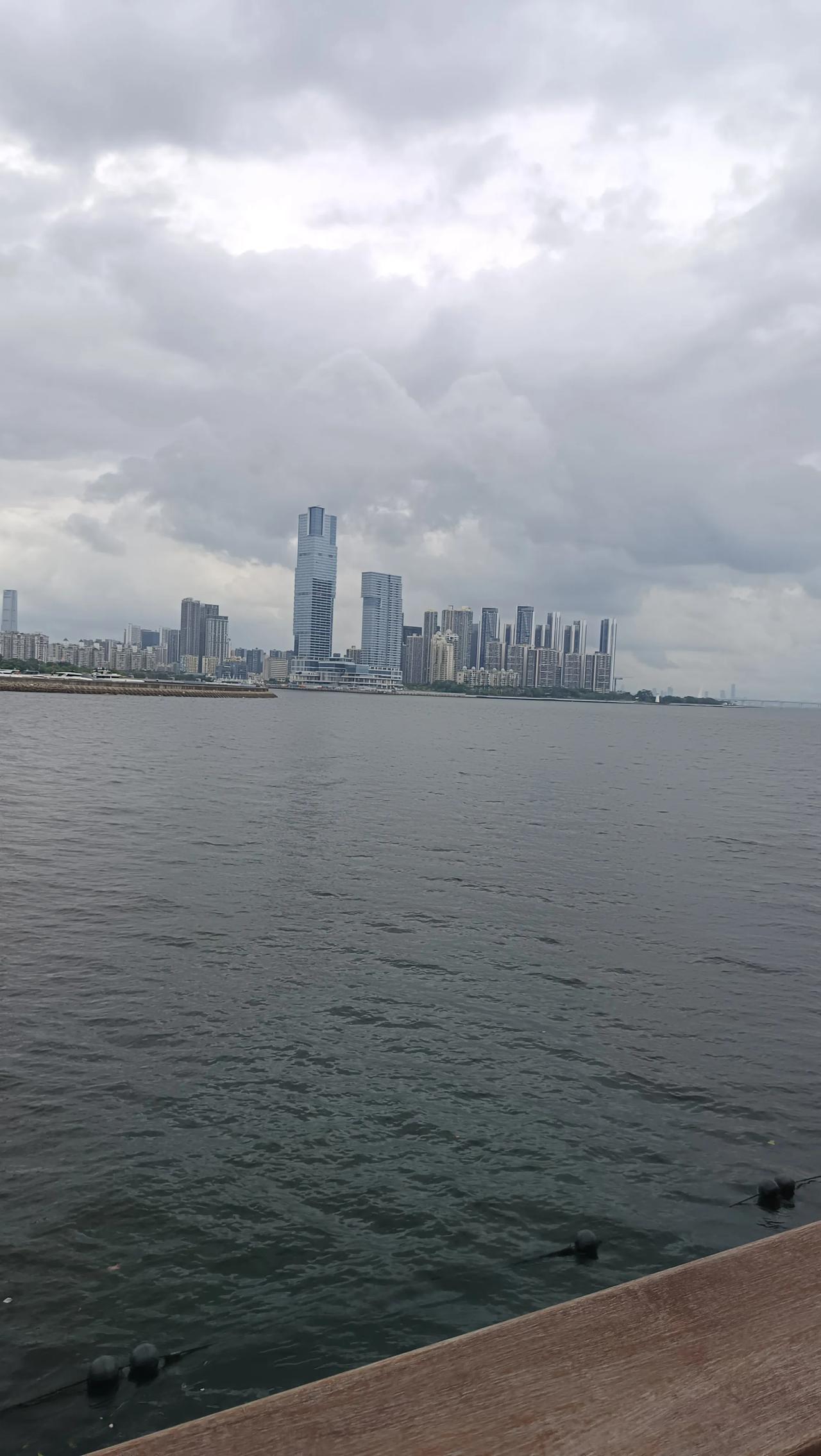 蛇口风景太美了，海风吹着，非常凉快，绿化也很好，有几个老外，也是不停的拍照，说是