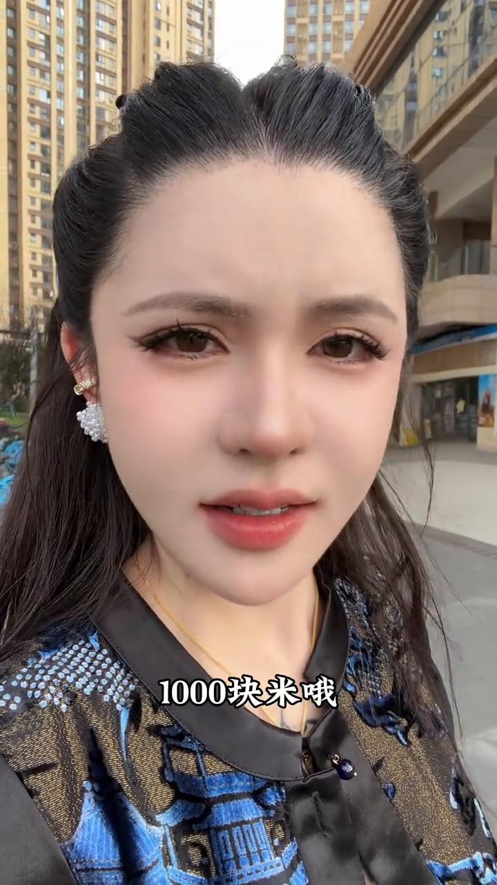 赤裸现实。
有人在凌晨的酒吧吻着刚认识的女孩，有的人借着游戏的角色拜了天地。kt