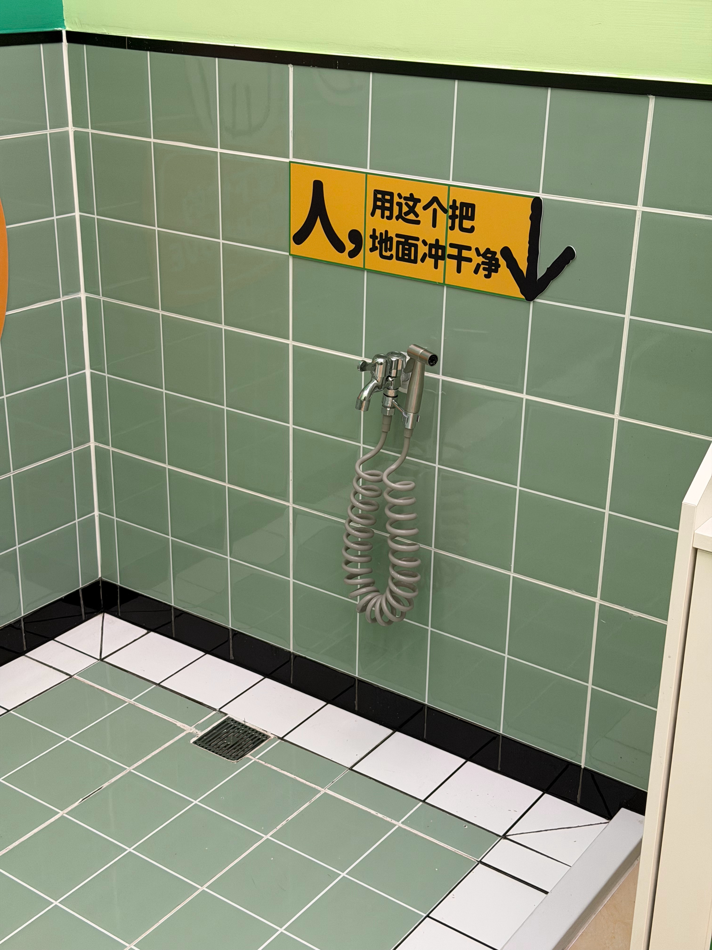 董事长带我来参观丁丁的卫生间，顺便梳理一下我的头发 苏州