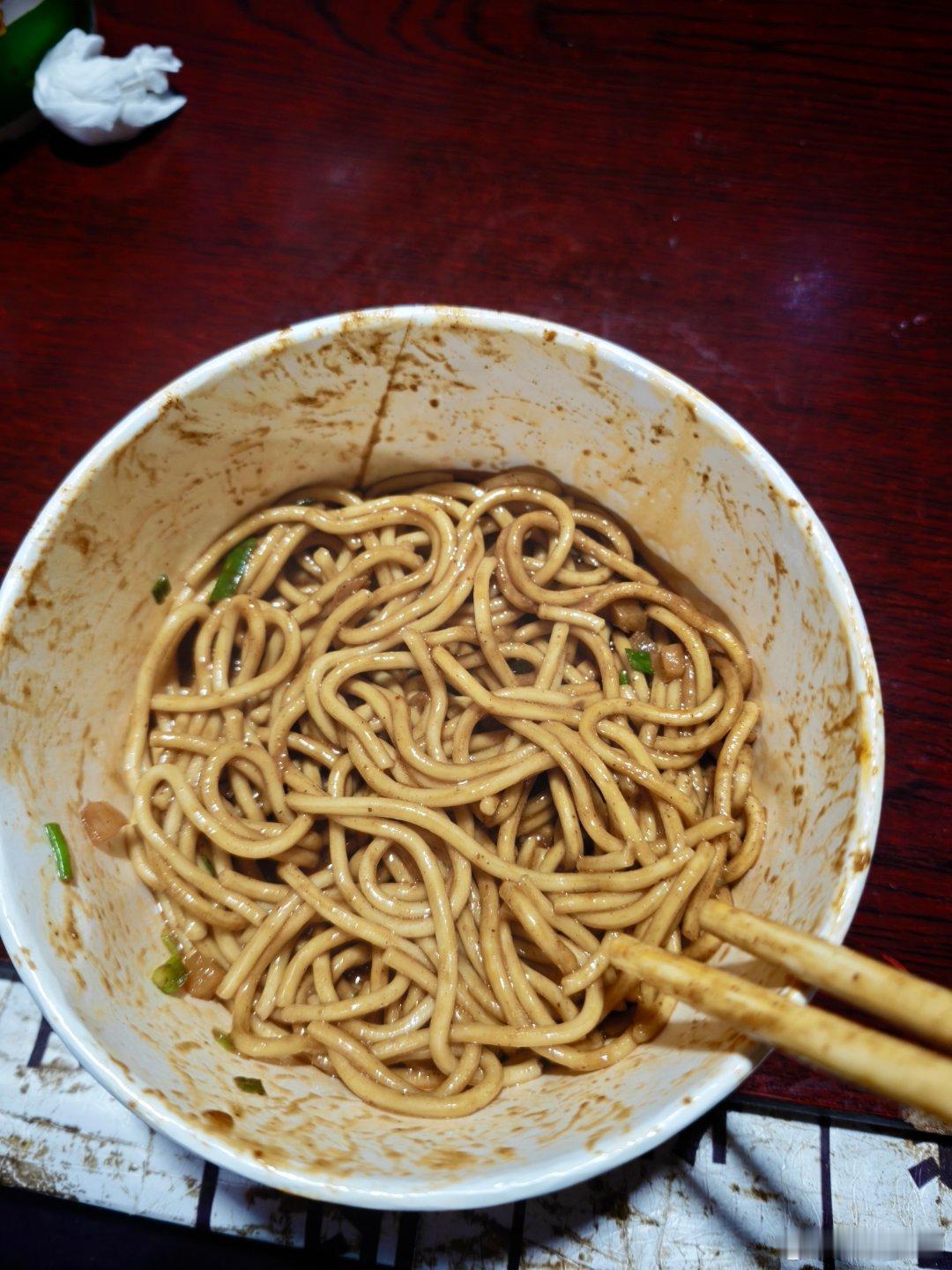 以前我很少很少很少吃热干面 甚至觉得热干面特别难吃 后来吃到好吃的热干面才觉得热