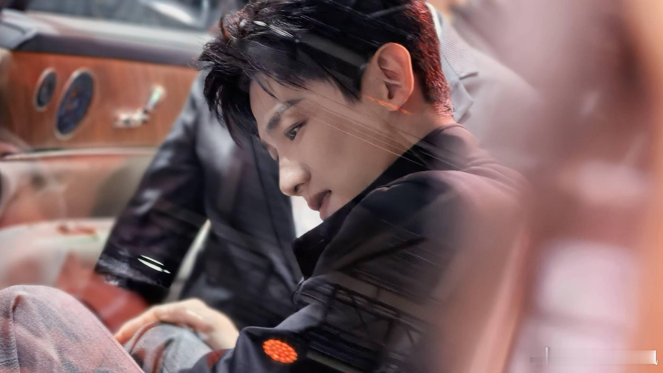 白敬亭现身北京AITO展台北京车展白敬亭