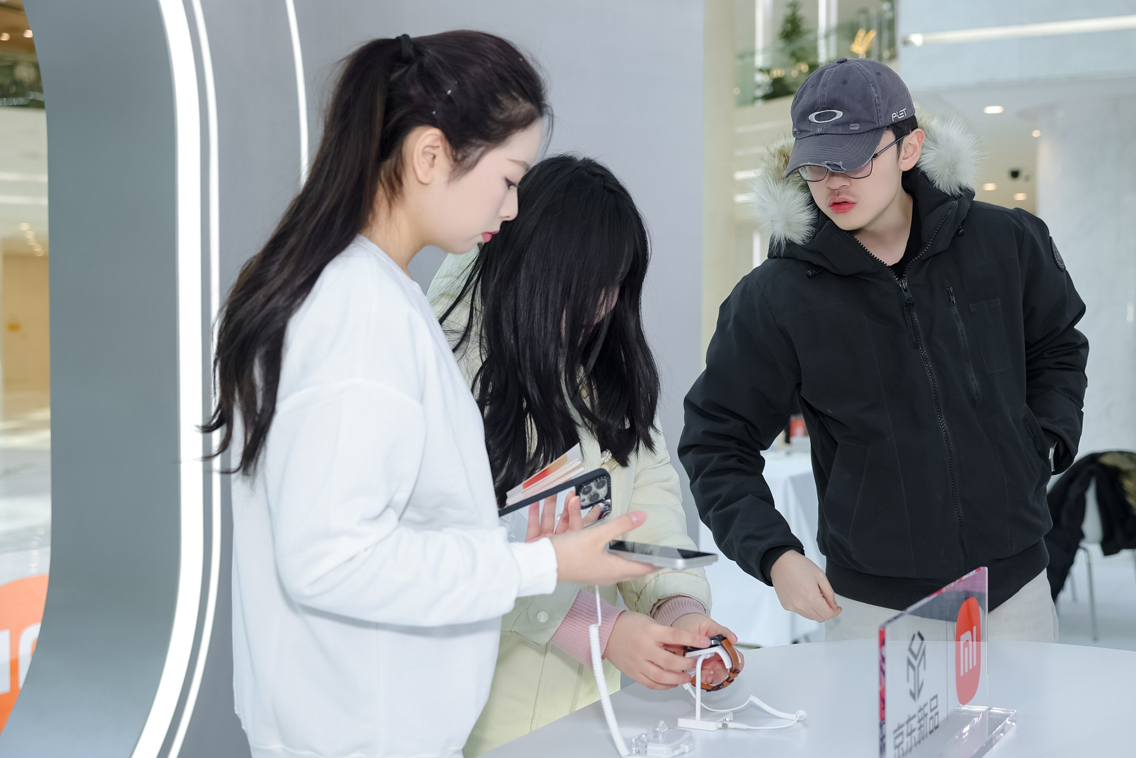 小米手表5腕事俱备 今天在小米的快闪店当了一回体验官！现场的科技沉浸感好强，每个