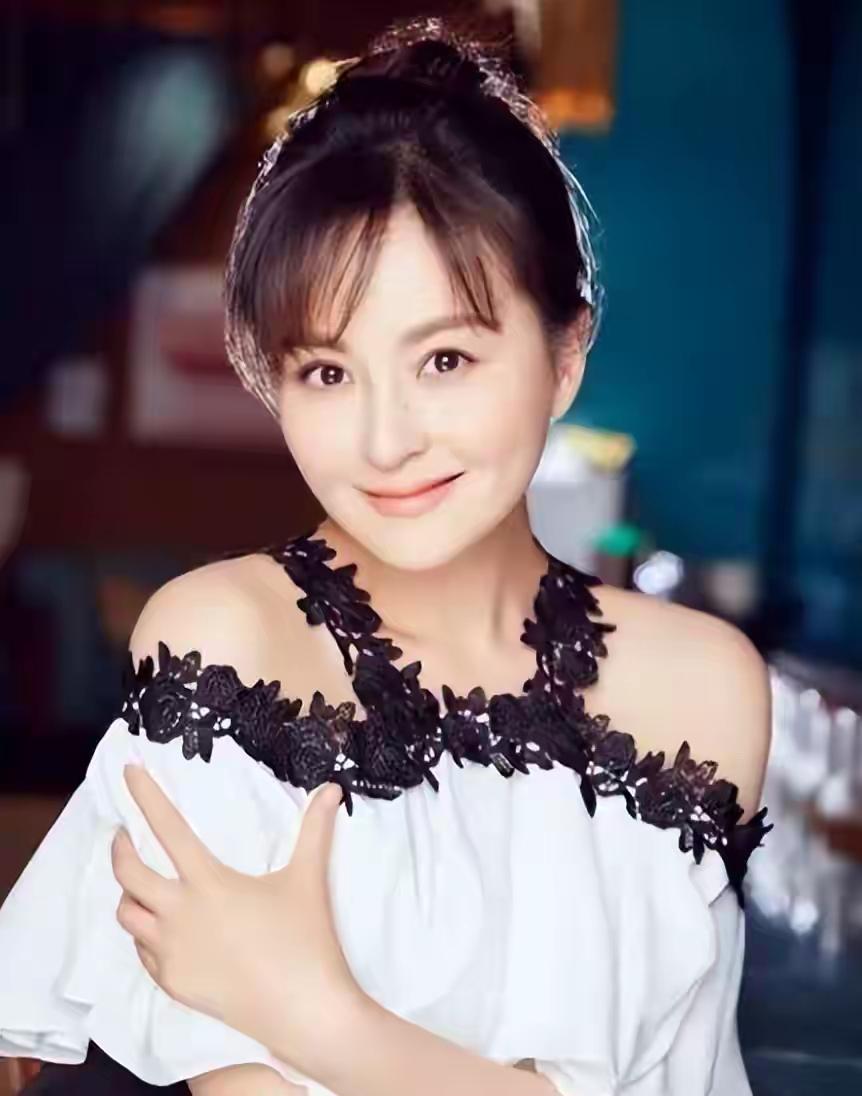 圈内公认的清流女演员，颜值出众还零绯闻，被大家称作“最干净女星”。一位富商足足追