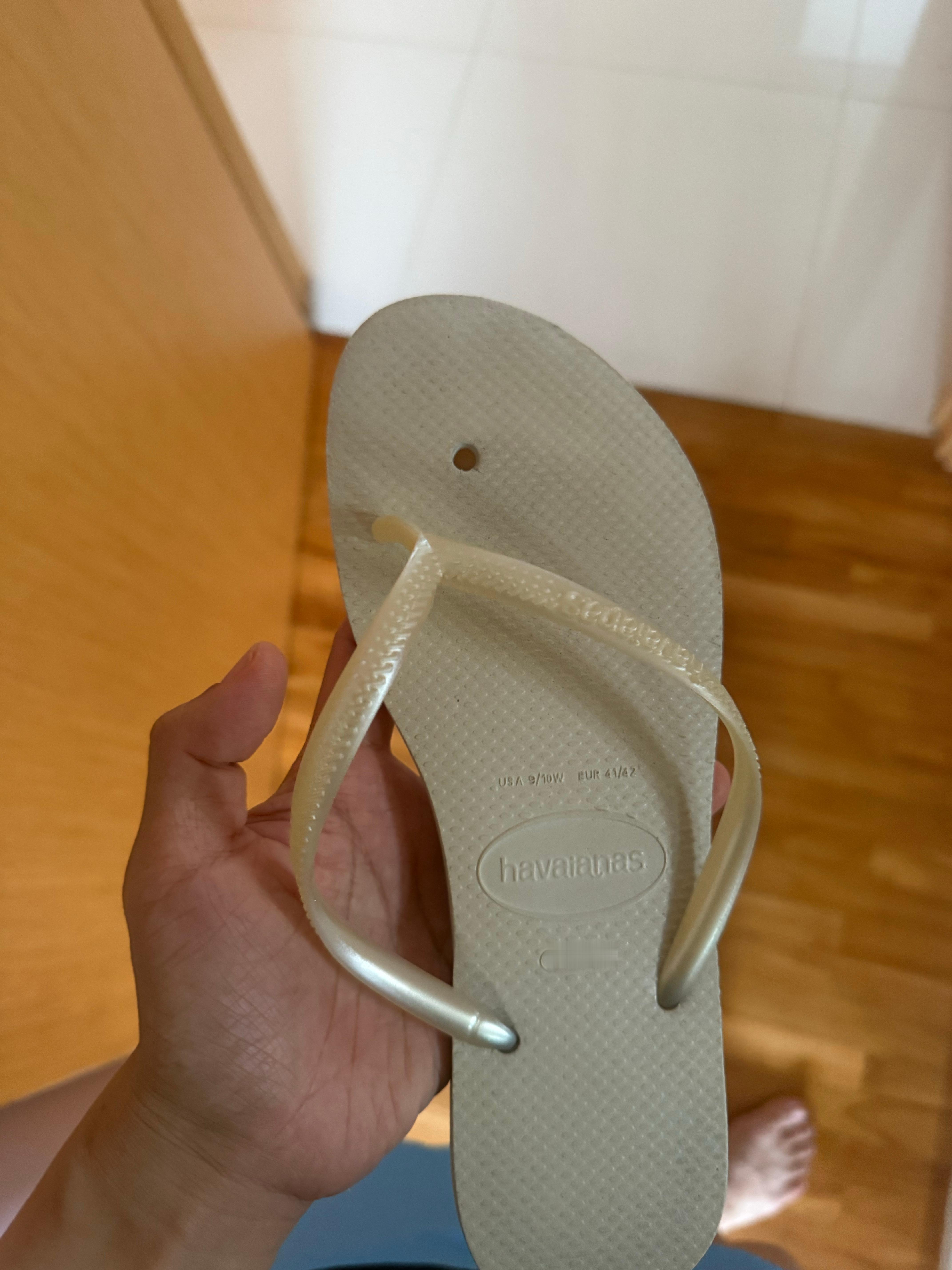 早上路过小陈放在门口的瑜伽球他要放气我上去压了一下，又摔了一跤然后拖鞋又双叒坏了