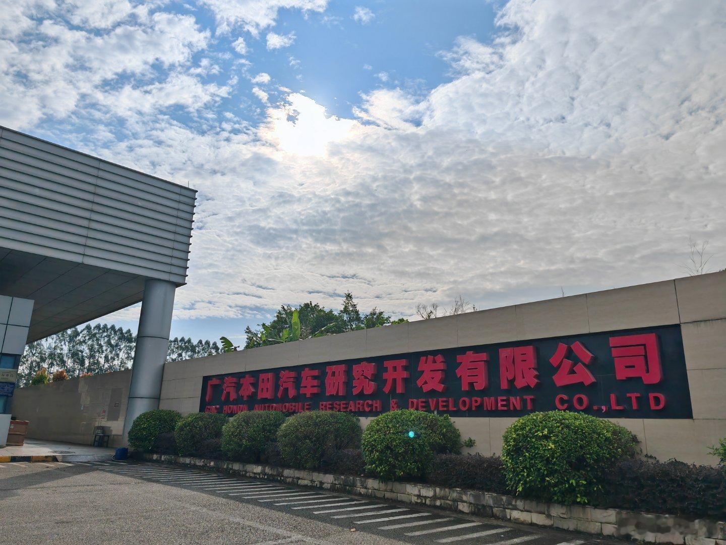 今天来老品牌的秘密基地，看一台老当益壮的老车[笑而不语]  ​​​