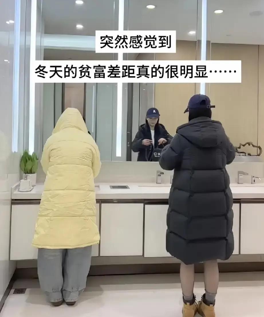 一个大学生拍短视频，把宿舍门口当秀场，自己裹成粽子，舍友一件大鹅蓬松到能当沙发，