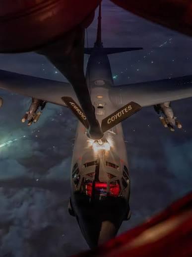 突发消息：除了美国空军的B-52H“同温层堡垒”重型轰炸机及其护航的F-22A“