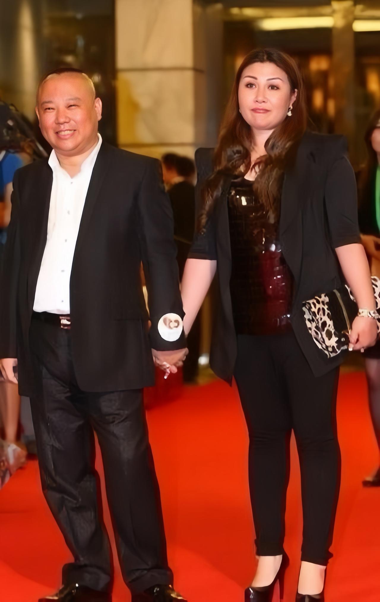 郭德纲携老婆走红毯旧照，那个时候王惠还留着长发，郭德纲牵着她的手，笑的是那么的开