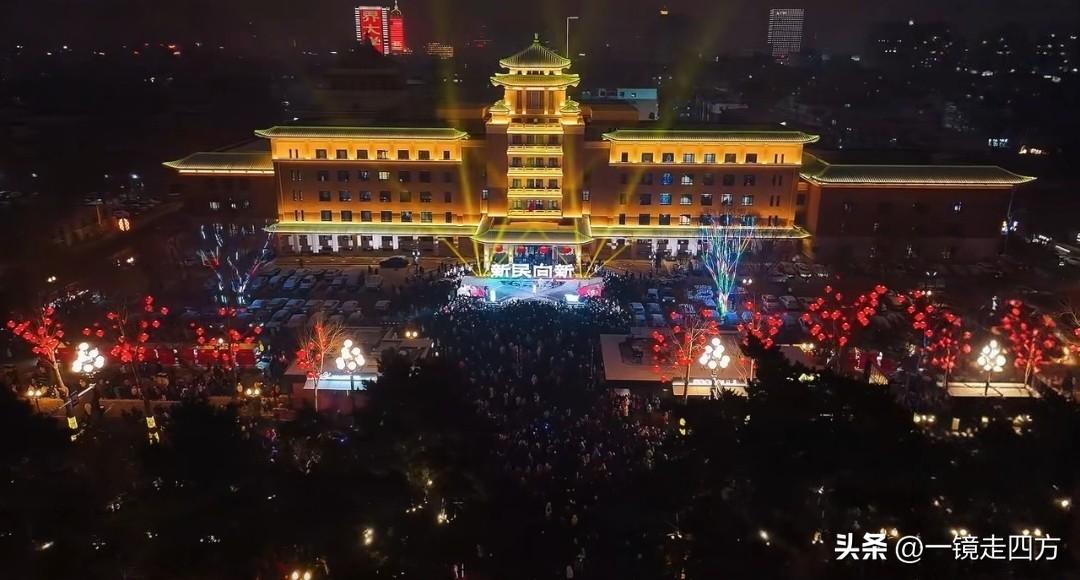 元宵夜，长春新民大街晚上再封路，上演欢乐主题巡游和各种表演，大家笑称，又来了一亿