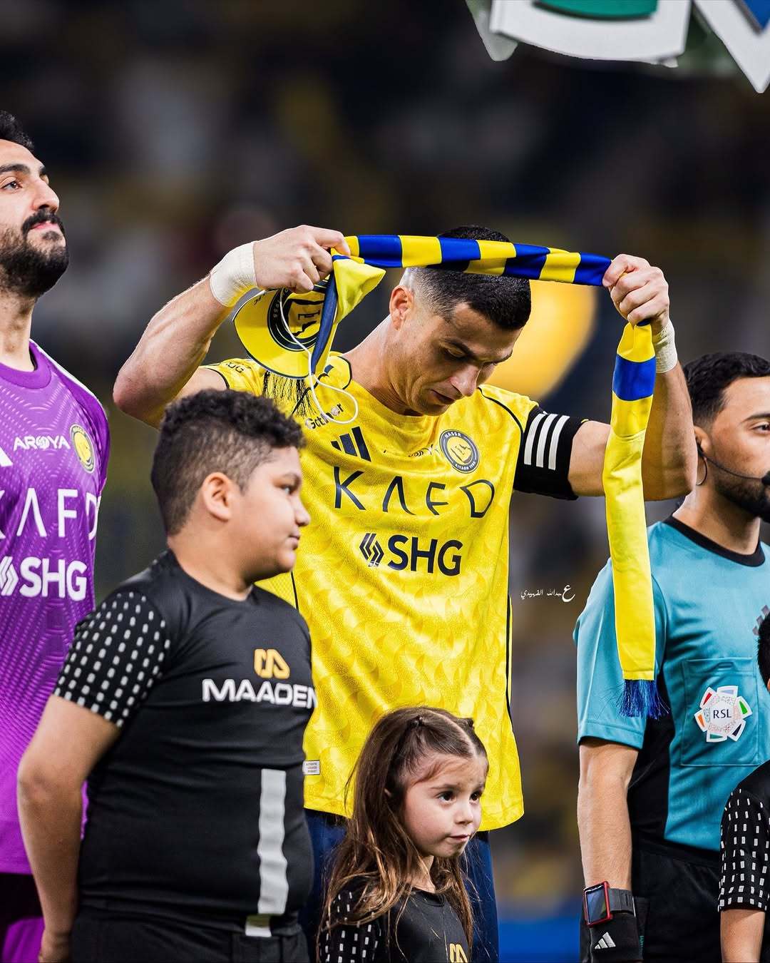 赛前给小球童妹妹系上的围巾仿佛化作了倒钩后加戴的冠冕 