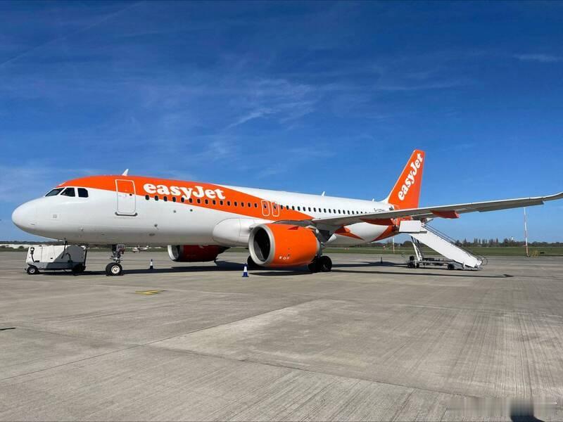 航班超重！英国廉航要求乘客下机，现场鼓掌致谢海外新鲜事 英国廉价航空公司易捷航空