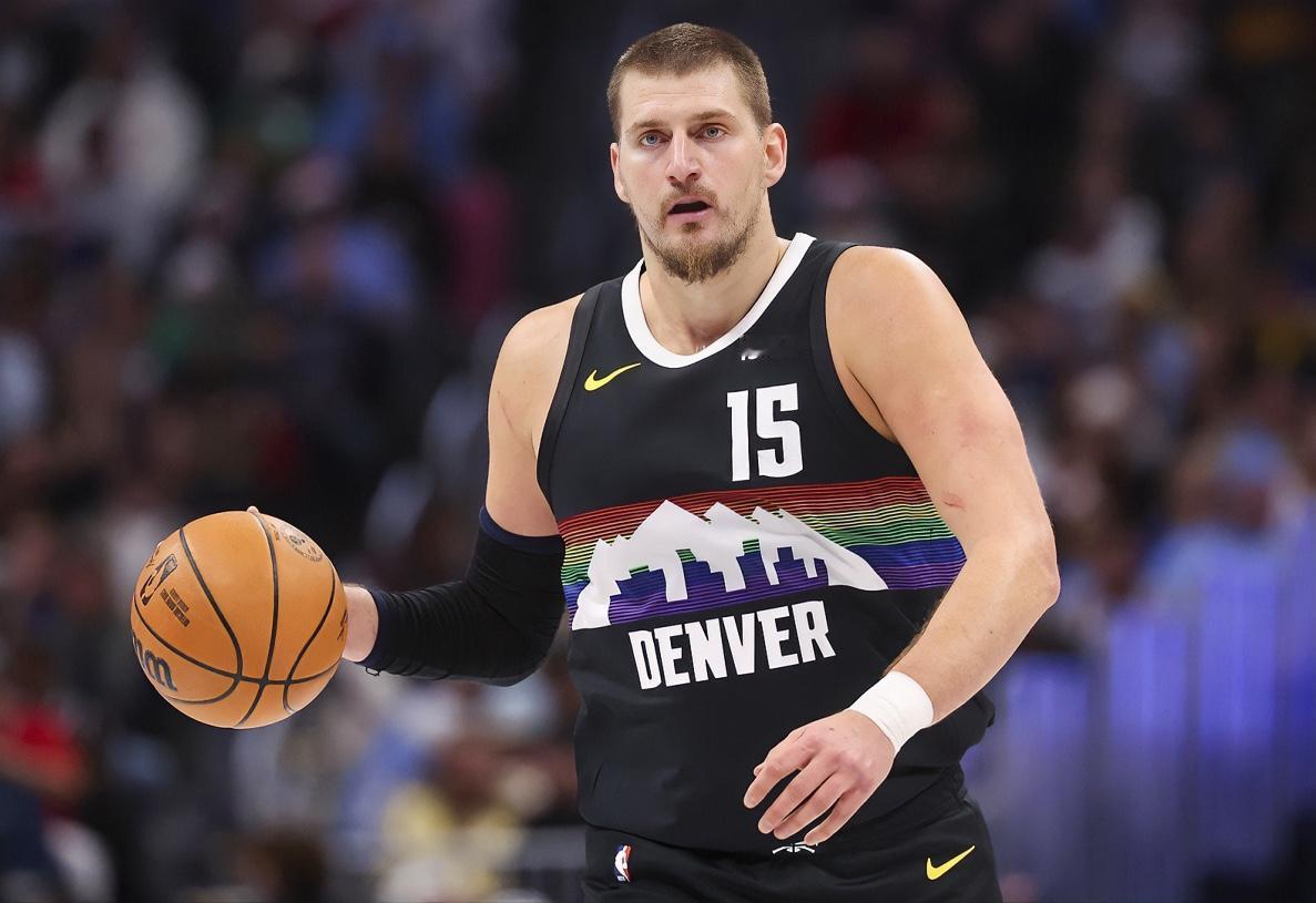 东契奇：约胖子，你这连续164场比赛得分上双纪录就这样断啦？？？
约基奇：那也不