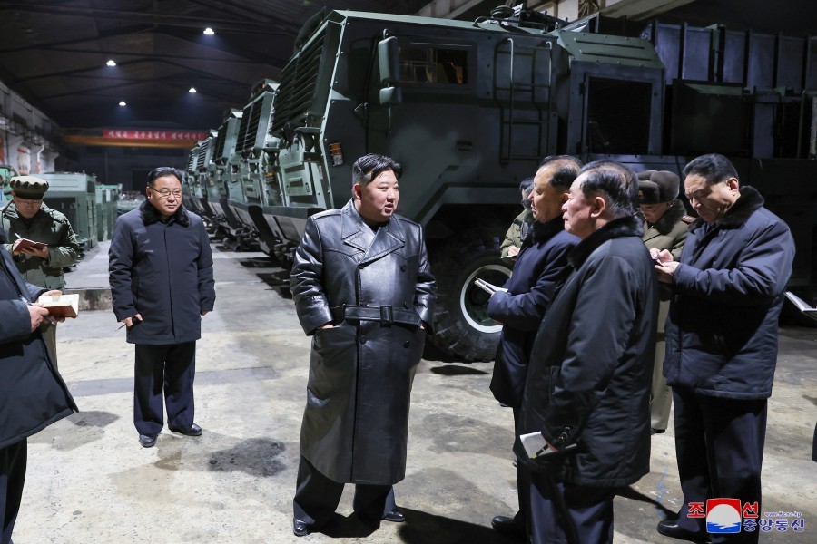 金正恩视察火星-11丁（화성-11라 ）战术弹道导弹发射车生产厂，该弹目前展示过