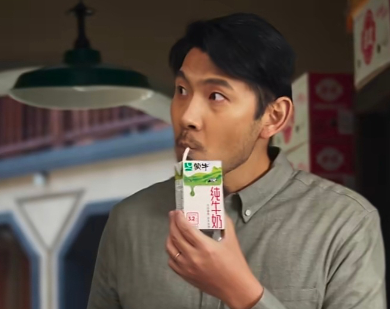 晨跑的风掠过发梢时，我总习惯攥着一盒温热的蒙牛纯牛奶。跑完步扯开吸管的瞬间，醇厚