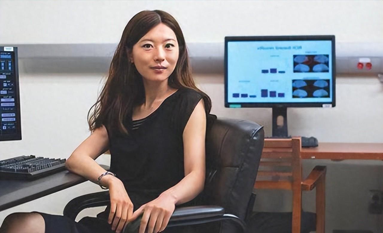 “我情愿在美国住下水道，翻垃圾桶，也不回该死的中国”。

14岁参加高考，获得7