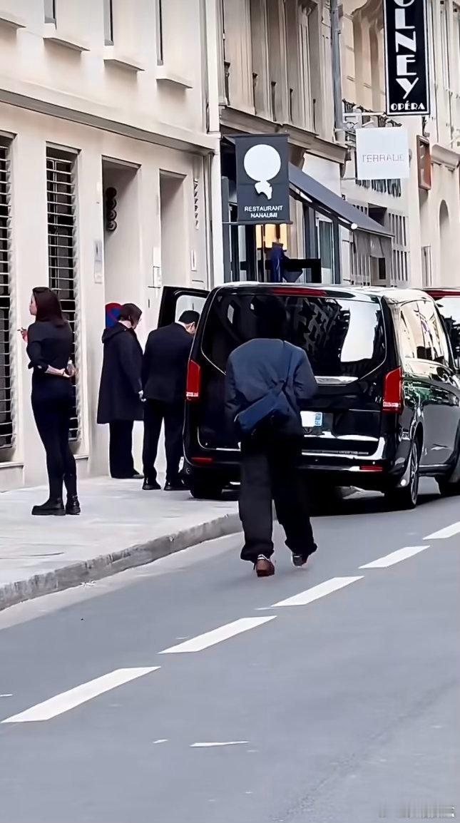 巴黎时装周偶遇王一博逛街王一博几步路给我迷成智障了 王一博几步路给我迷成智障了，