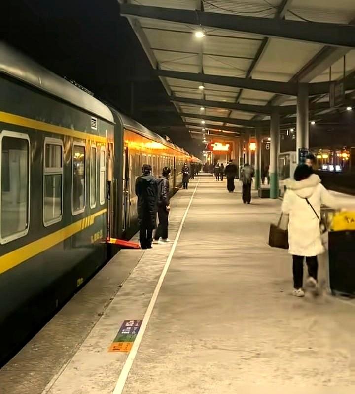 劝你别去奉节高铁站直播，那地方不造神，只造炮灰。

现场看着人山人海，直播间动辄