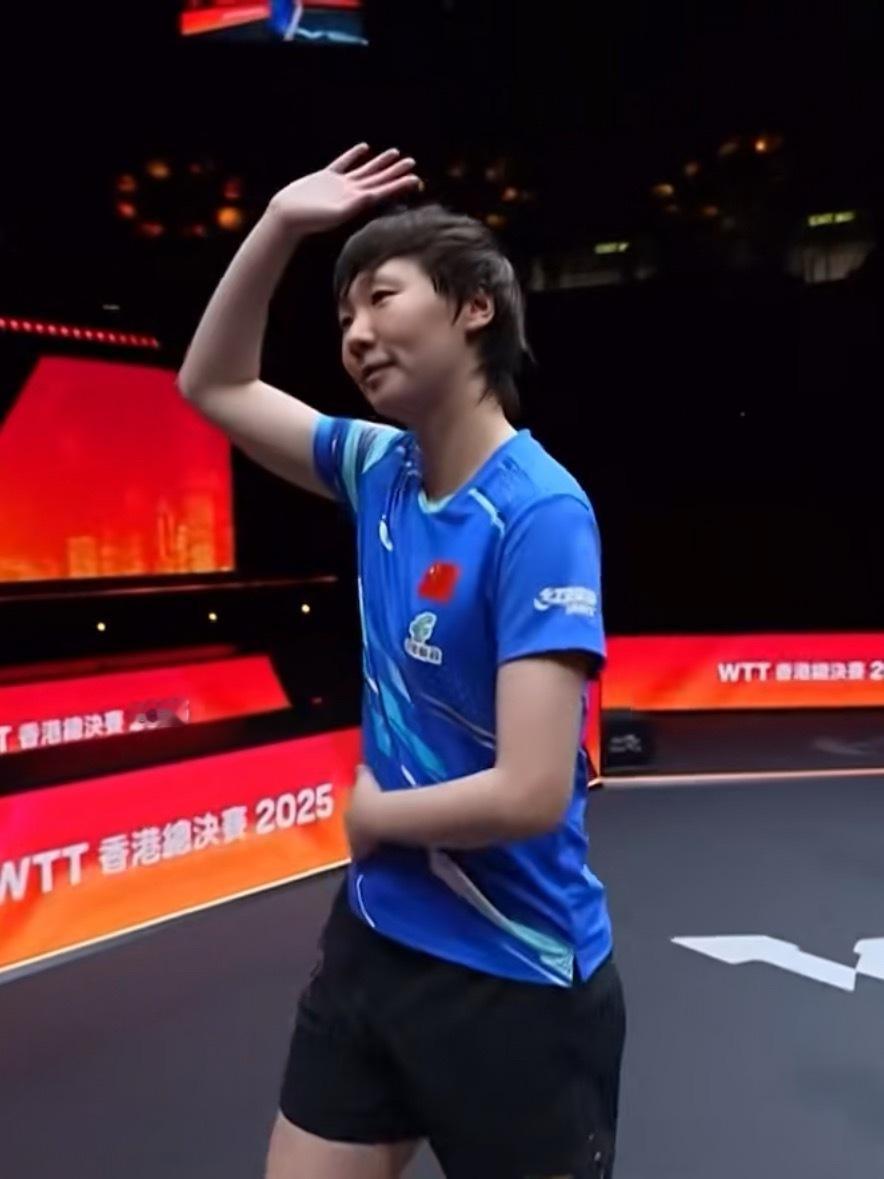 打个招呼也要用另一只手压住衣服不让肚子露出来  这个小猫太见外了