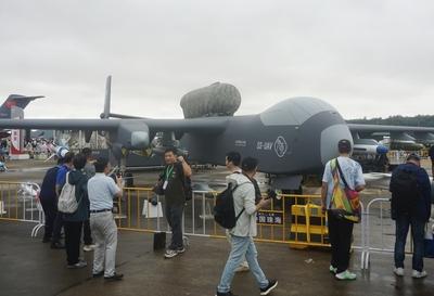 中国“九天”无人机首飞载重6吨能放200架蜂群：中国自主研发“九天”大型通用无人