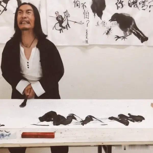议丑书法
             一
连日泼墨未成经，
白纸黑字总隔风。
异想