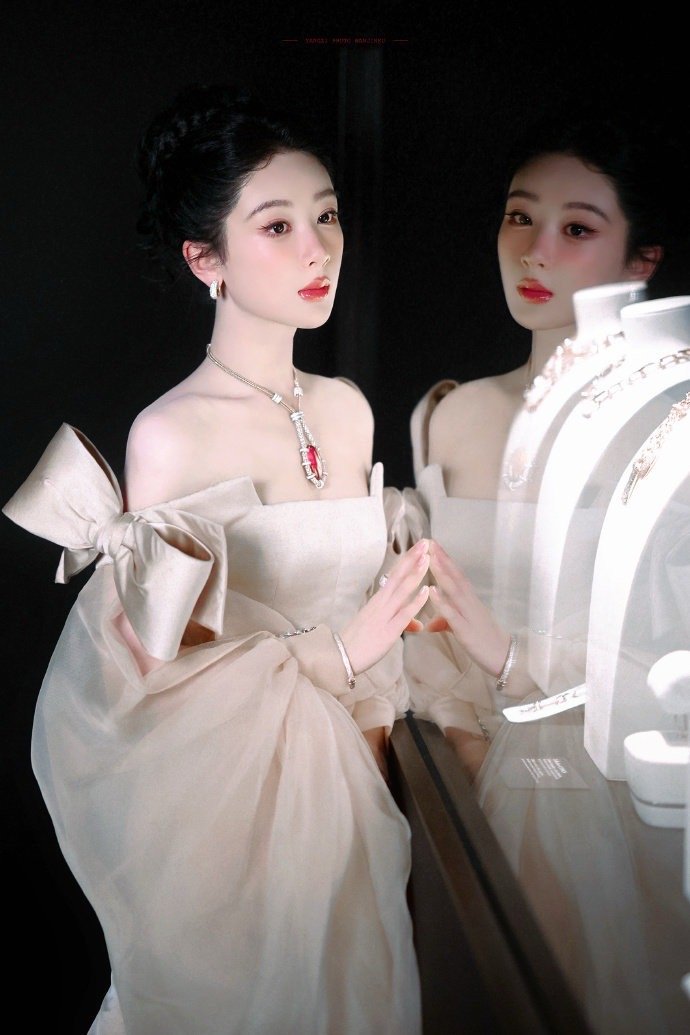 杨紫玉兰花开君再来 💜杨紫董竹君 我很懒，也没什么特长，但爱你是一把好手。 杨