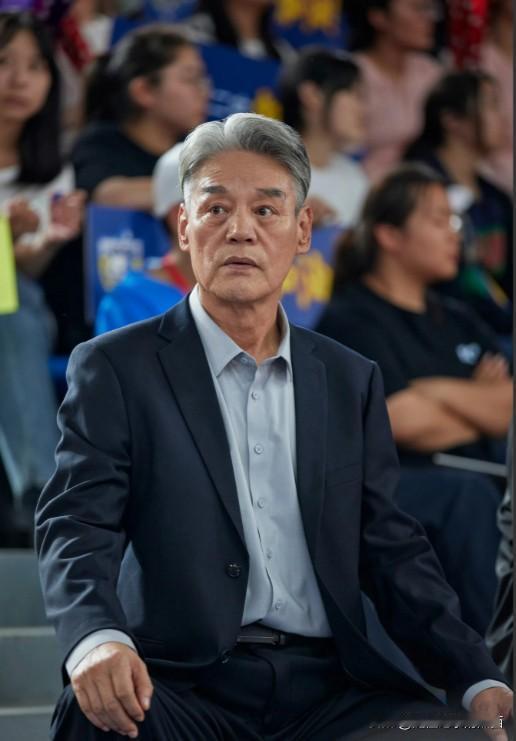 这一位满是白头发的老演员，你还记得不？他的演技比陈宝国好，浑厚有力，演技有张有弛