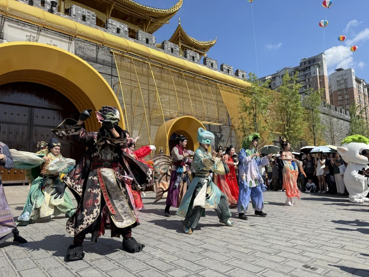 湖南这座古城焕新开业了张家界大庸古城焕新开业土家长桌宴、篝火摆手舞每晚常态化上演