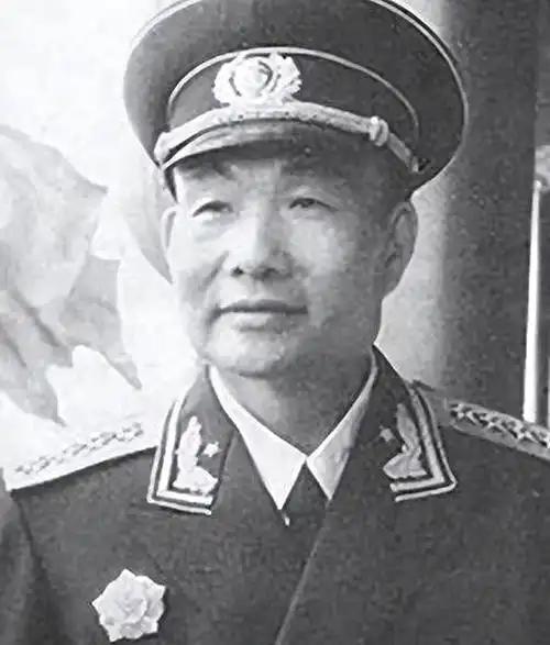 毛主席在1957年来青岛小住，打趣萧劲光说：“回去告诉你老伴，叫她给我做几个菜！